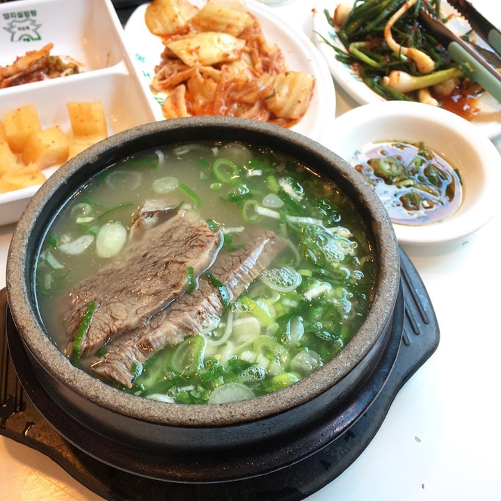 뽀얀 국물과 수육, 마음까지 따뜻해지