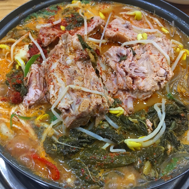 산더미 통뼈와 칼칼한 국 푸짐한 ‘감