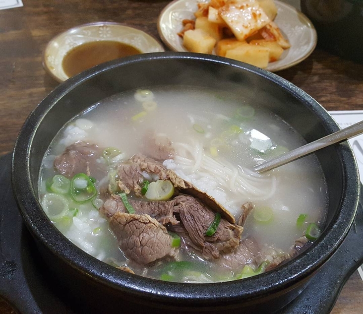 뽀얀 국물과 수육, 마음까지 따뜻해지