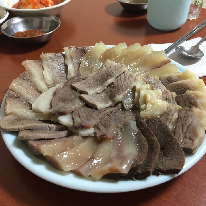 뽀얀 국물과 수육, 마음까지 따뜻해지