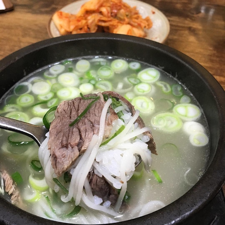뽀얀 국물과 수육, 마음까지 따뜻해지