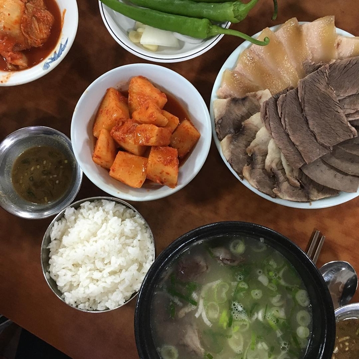 뽀얀 국물과 수육, 마음까지 따뜻해지