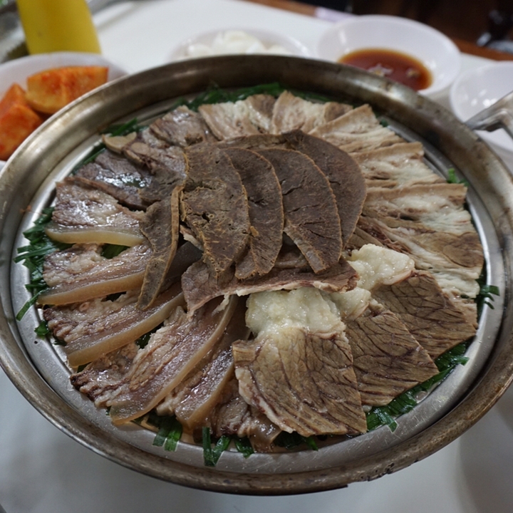 뽀얀 국물과 수육, 마음까지 따뜻해지