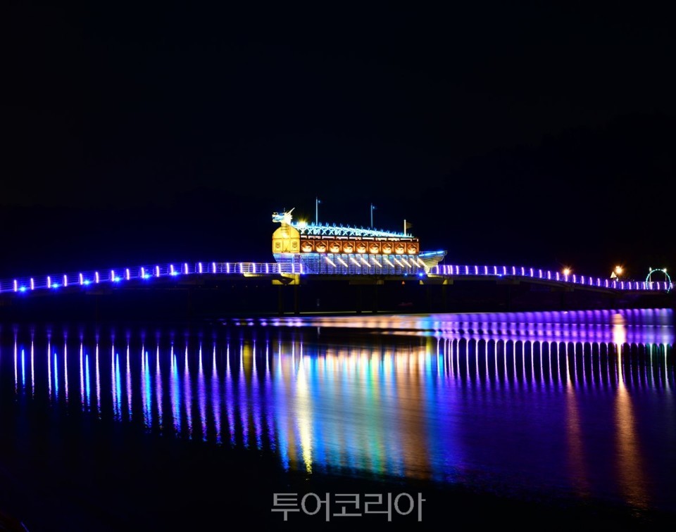 고성 김정호 해상보도교의거북선