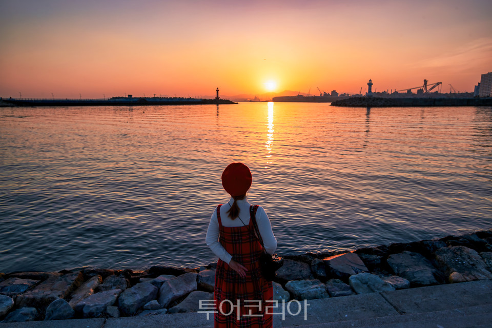 슬도항로 표지관리소(왼쪽)와 방어진등대(오른쪽)사이로 해가 지고 있다