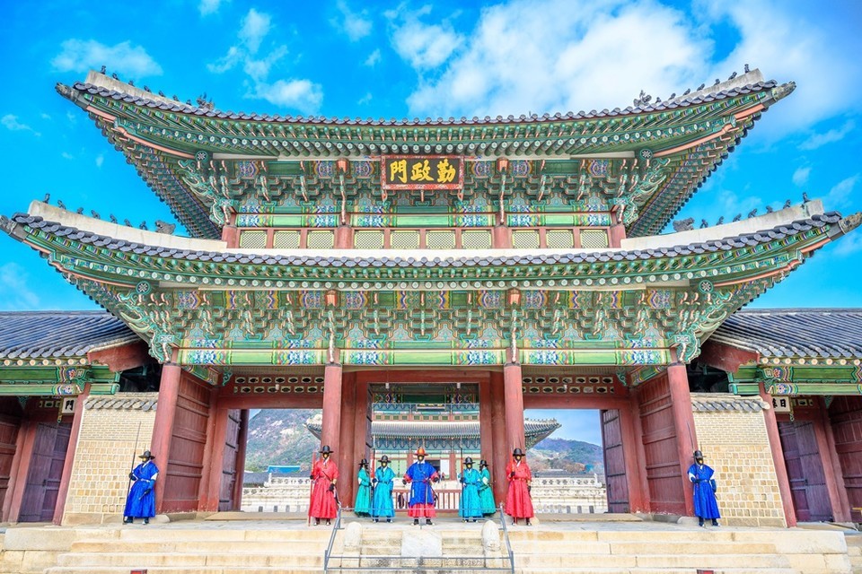 경복궁 근정전으로 가는 입구, 근정문 근위대가 지키고 서 있다