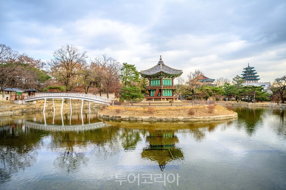 3년 만에 복원 공사를 끝내고 모습을 드러낸 향원정과 취향교