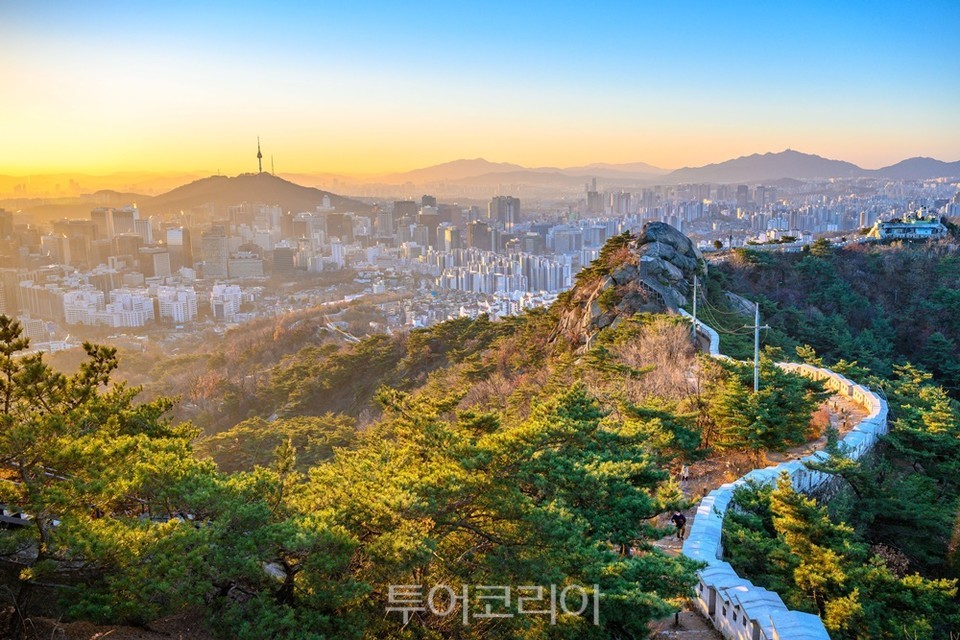 정상으로 가는 능선길에서 바라본 한양도성과 인왕산 범바위