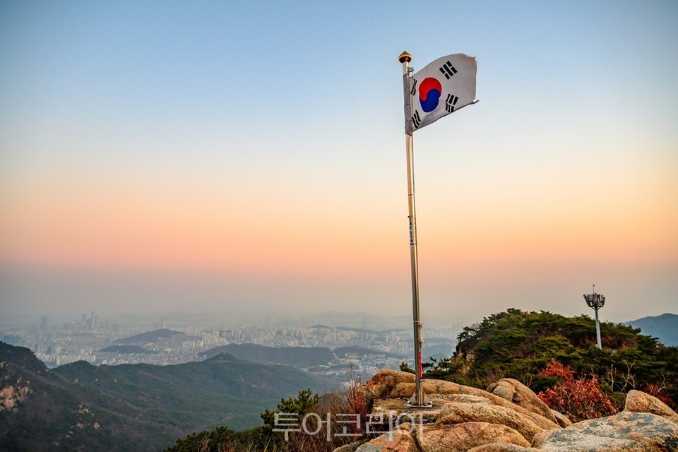 깃대봉 국기봉, 깃대봉은 날카로운 바위가 쌓여있어 추락 위험이 높다.
