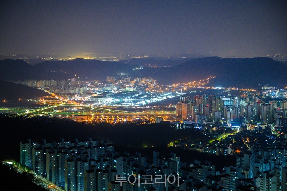 . 호암산 정상으로 등산하며 데크 계단 끝 지점에서 바라본 풍경