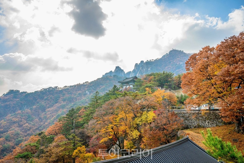 도봉산 망월사 영산전과 도봉산 봉우리
