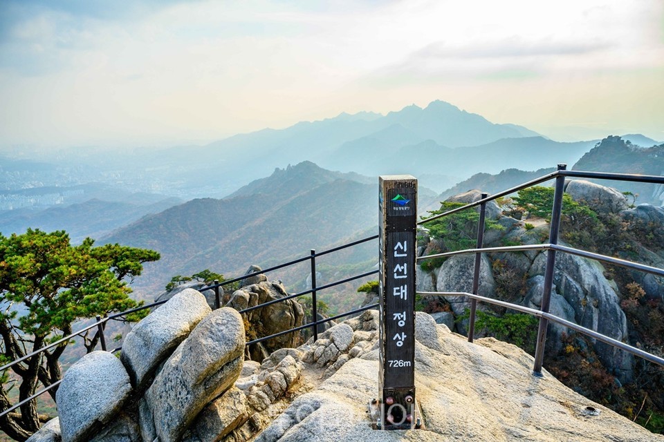 도봉산 신선대 정상에서 바라본 북한산의 능선