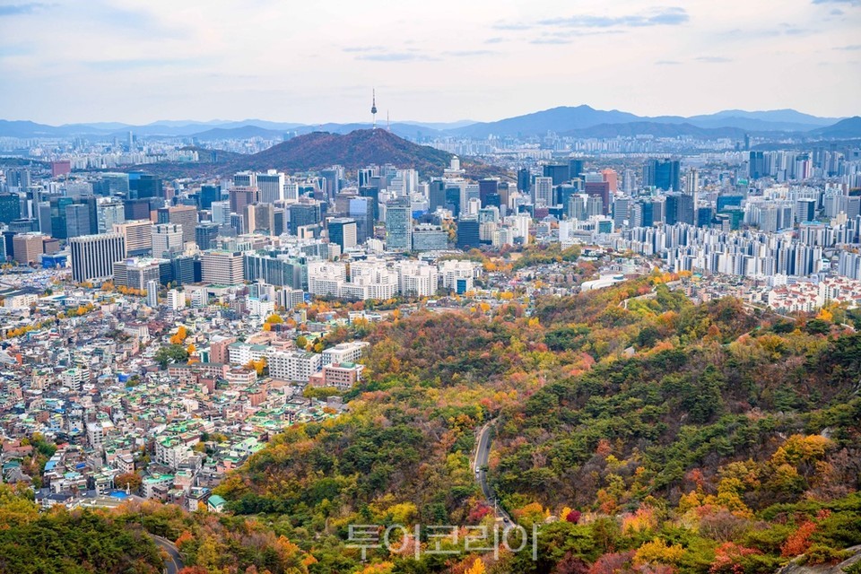 인왕산 자락과 남산 일대의 풍경