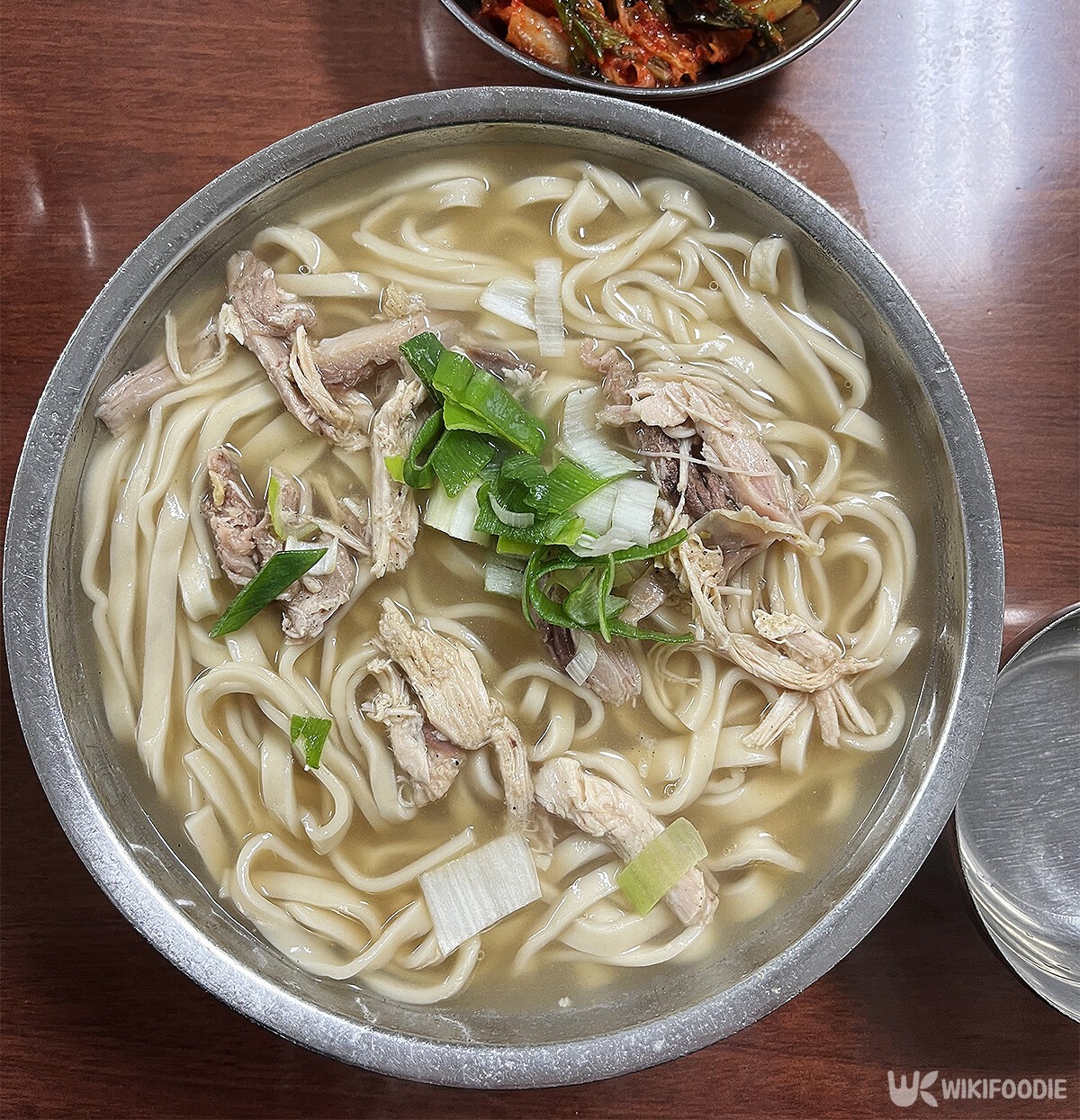 닭칼국수 자료 사진. / 위키푸디