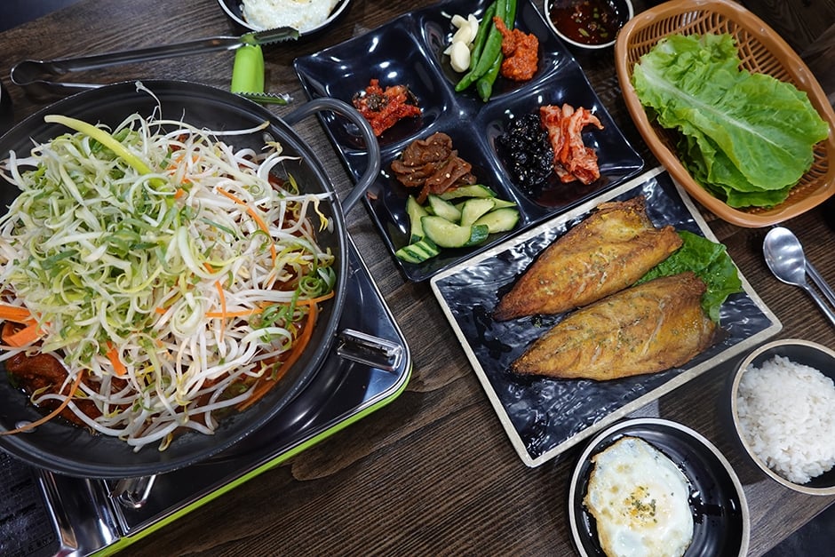 엄마의 손길이 느껴지는 따뜻한 하귀정담 밥상 / 사진=한국관광공사@TourAPI