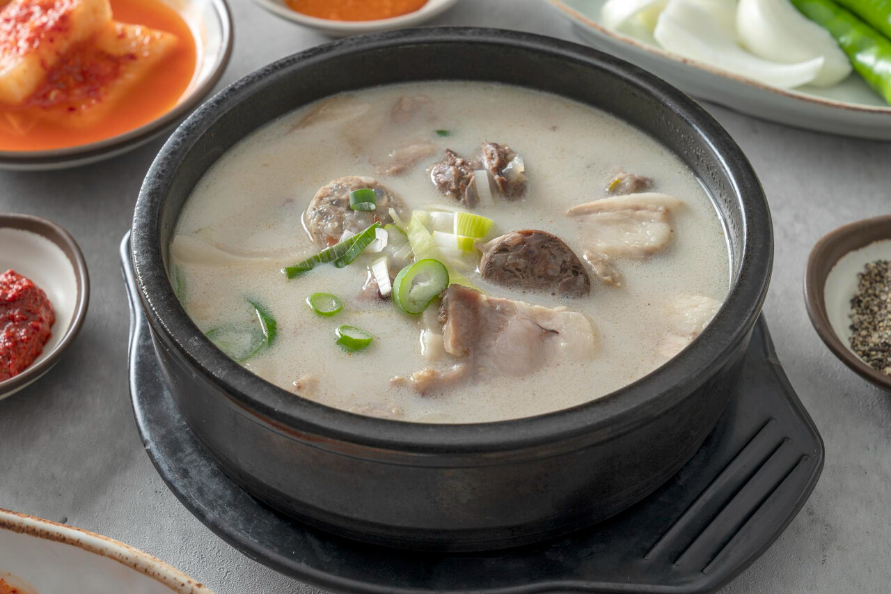 든든하고 깔끔한 청와옥 순댓국(이해를 돕기 위한 이미지) / Designed by Freepik