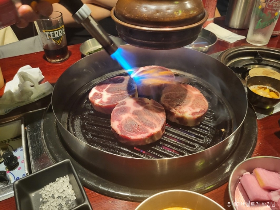 이베리코 꽃목살을 최적의 굽기로 즐기기 / 사진=한국관광공사@TourAPI
