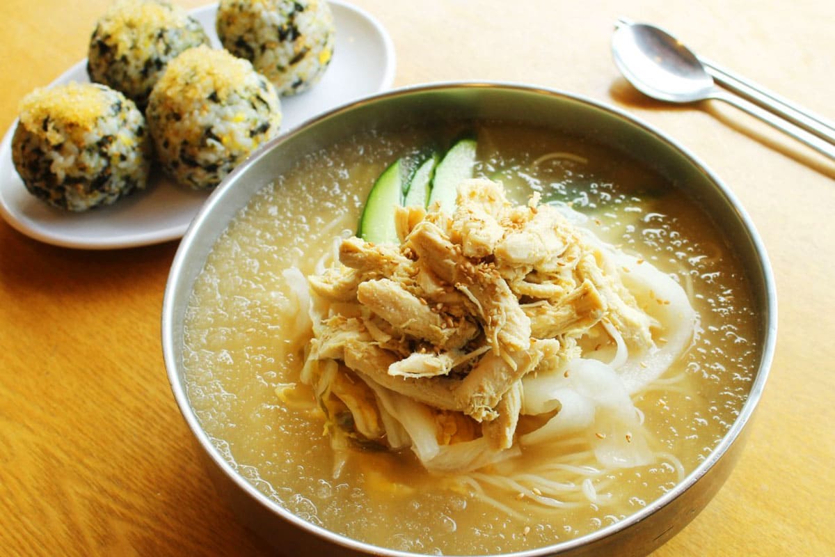 밀빛초계국수와 주먹밥  