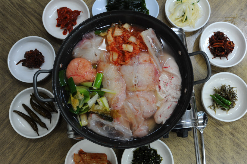 시장에서 곰치를 구입하고 있는 주민들