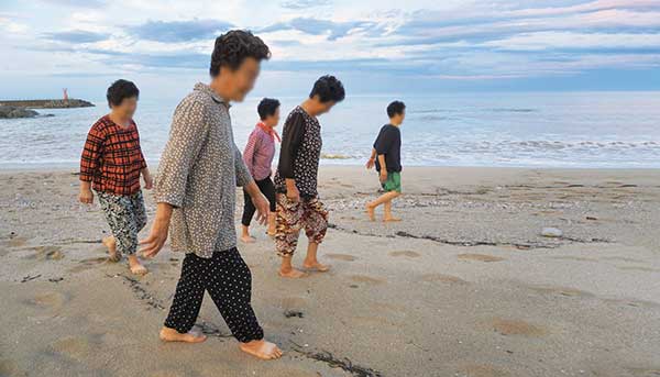 모래사장 맨발걷기가 허리통증이 있는 노인에게 긍정적인 영향을 준 것으로 나타났다. 사진 '모래사장 위 맨발걷기가 허리통증이 있는 노인의 통증, 운동기능, 수면만족도, 삶의 질에 미치는 효과 연구'