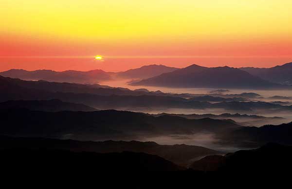 일월산에서 본 일출. 사진 영양군청