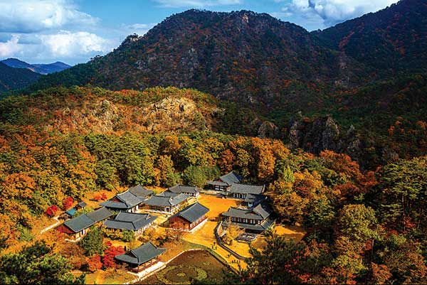 협곡에 자리잡은 불영사 전경.