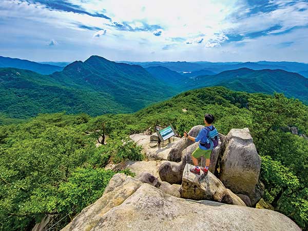 도명산道明山 정상의 광활한 조망. 가무낙도의 산 중 풍광이 백미인 곳으로 ‘도사가 도를 깨달았다’는 곳이다.
