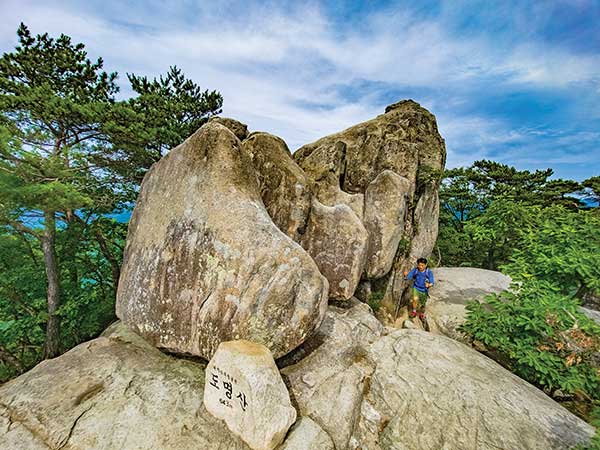 거대한 기암이 자리한 도명산 정상. 조물주가 빚어놓은 듯한 수려한 암봉에 올라서면 360도 파노라마가 거침없이 펼쳐진다.