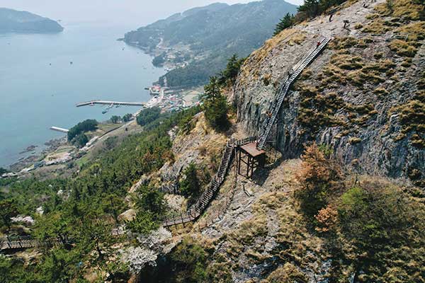 출렁다리 바로 직전에 만나는 아찔한 계단. 아래쪽에서 바라보면 마치 하늘로 이어진 것처럼 보인다.