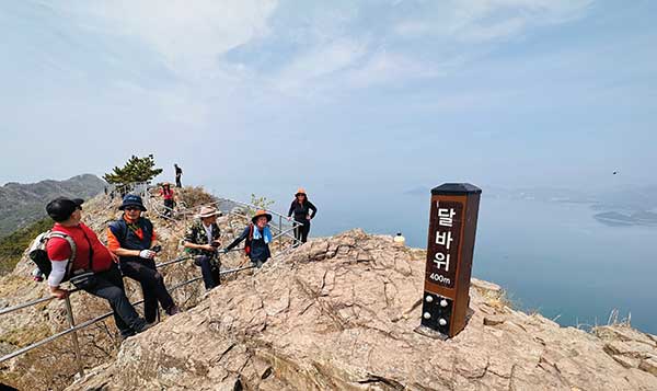 암봉 구간에 자리 잡은 달바위는 서 있을 공간조차 마땅치 않다.