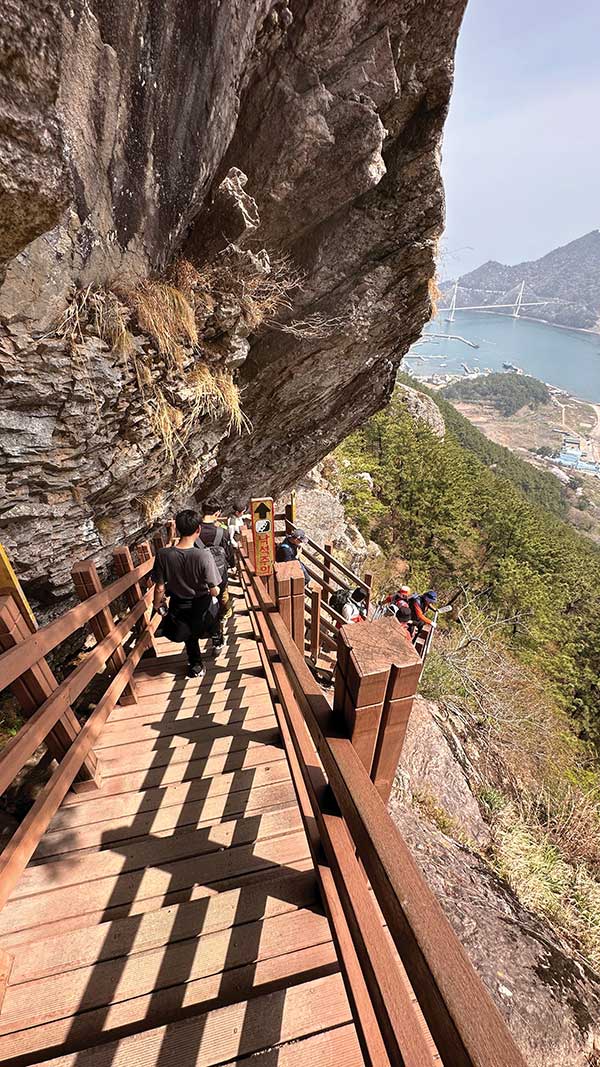 옥녀봉에서 진촌으로 하산하는 길에 만나는 바위 아래 만들어진 데크길은 낙석도, 머리도 조심해야만 한다.