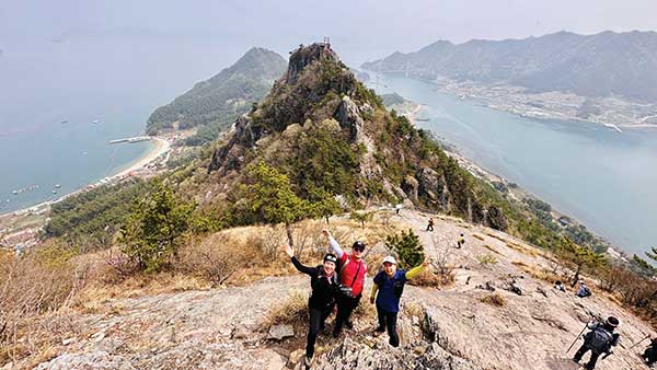 사량도에 우뚝 선 옥녀봉에 오르는 길은 가장 멋진 포토 스팟이지만 아찔한 계단을 두 곳이나 지나야 하는 고행 길이기도 하다.