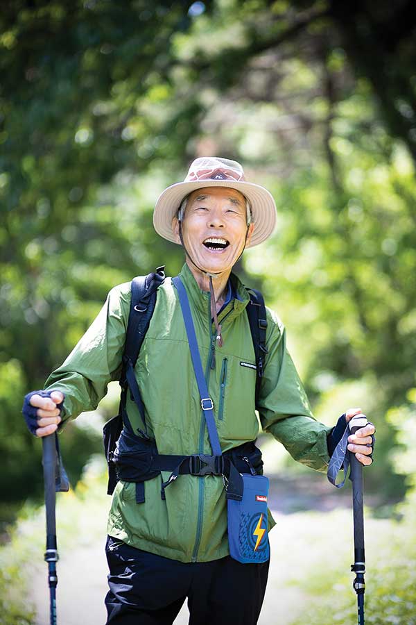 석갑산 편백나무 숲에서 만난 정동호씨가 환하게 웃음을 터뜨리고 있다.