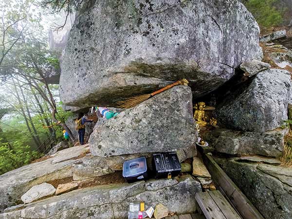 보해산 835봉 아래 자리한 일구암과 일구불당. 작은 불상과 마찬가지로 바위 아래서 비바람을 피한다. 어느 은둔한 도승이 이곳에서 도를 닦을까.