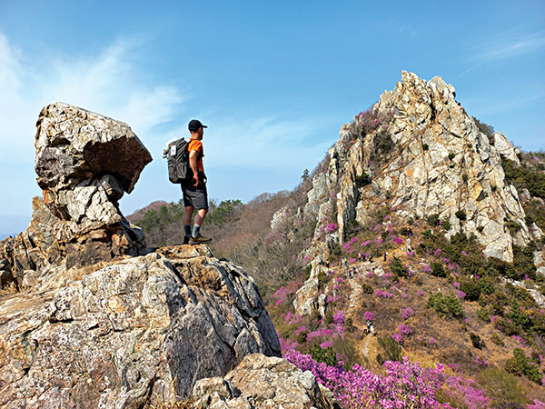 주먹바위에서 바로 본 덕룡산 서봉. 안전한 우회로도 있다.