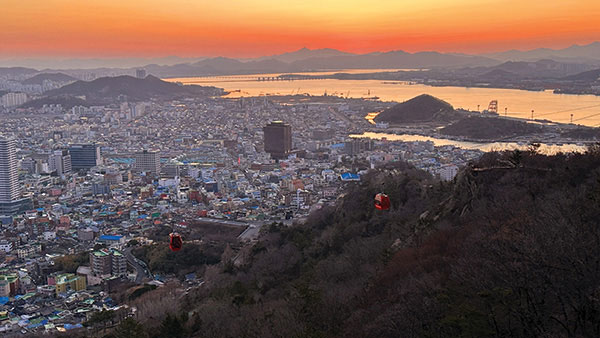 유달산의 태양이 일출에 앞서 삼학도를 배경으로 주변을 온통 붉게 물들이고 있다.