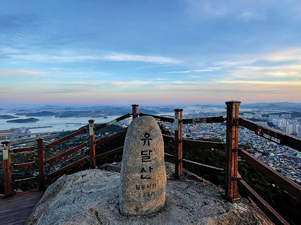 유달산 정상 일등바위. 이곳에 서면 목포대교와 고하도, 목포시 전경 그리고 저 멀리는 진도대교까지. 반대쪽으로는 삼학도, 영산호까지 펼쳐지는 풍경을 360도 파노라마로 즐길 수 있다.