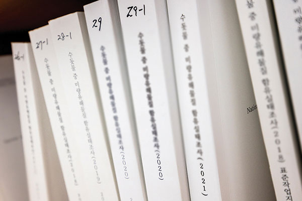 안전한 먹는 물 관리 연구가 최근 그녀의 과제다. 연구 과정과 결과가 담긴 두꺼운 책이 수십여 권 된다