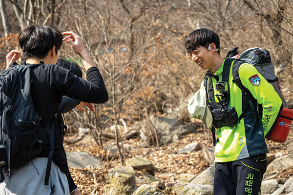 등산객들이 김민철 주임을 먼저 알아보곤 인사를 건네고 있다. 김민철 주임은 “요샌 과태료 부과 중에도 알아보곤 끝나고 내려가서 같이 사진을 찍어달라고 한다”며 멋쩍어했다.
