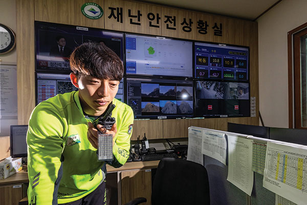 북한산 인수대피소에서 구조대기 중인 김민철 주임.