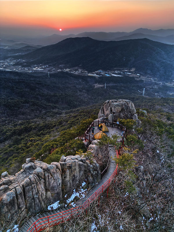 용봉산 악귀봉에서 맞는 일몰. 넋을 잃을 만큼 환상적인 노을과 풍경을 드론으로 담았다.