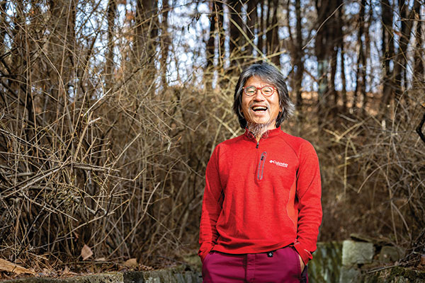 상암동 매봉산에 나타난 빨간 등산복의 도사. 그가 걸어온 여정과 생각을 보면 도사라는 말이 어울렸다.