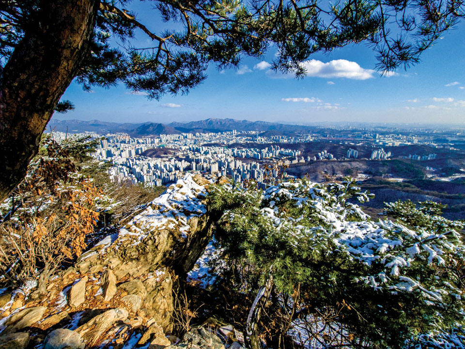 슬기봉 슬기쉼터에서 바라본 군포시 전경. 수리산은 군포시의 진산으로 시민들에게 사랑받는 산이다. 멀리 모락산, 바라산, 광교산이 솟아 있다.