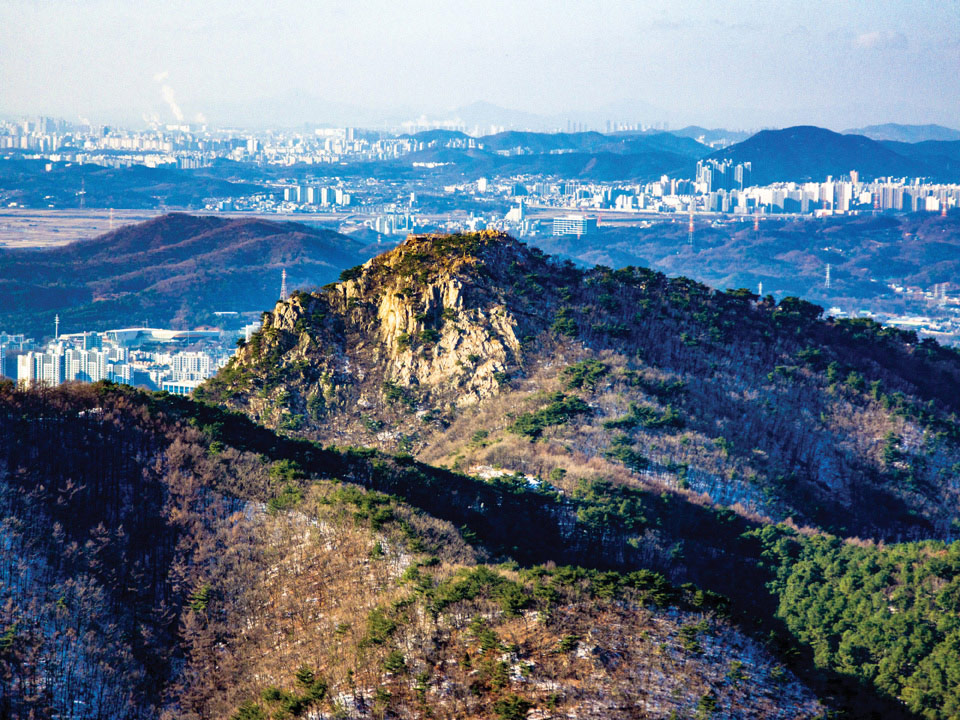거대한 암봉을 이룬 수암봉 전경. '세종실록지리지' ‘안산군’편에는 “진산을 취산鎭山曰鷲山”이라 했다. 취산이란 수암봉을 뜻하며, 취鷲란 수리를 뜻한다.