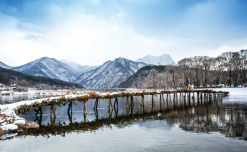 섶다리는 사시사철 이채로운 풍광을 선사하지만 눈 내린 겨울철 경치가 단연 백미다.