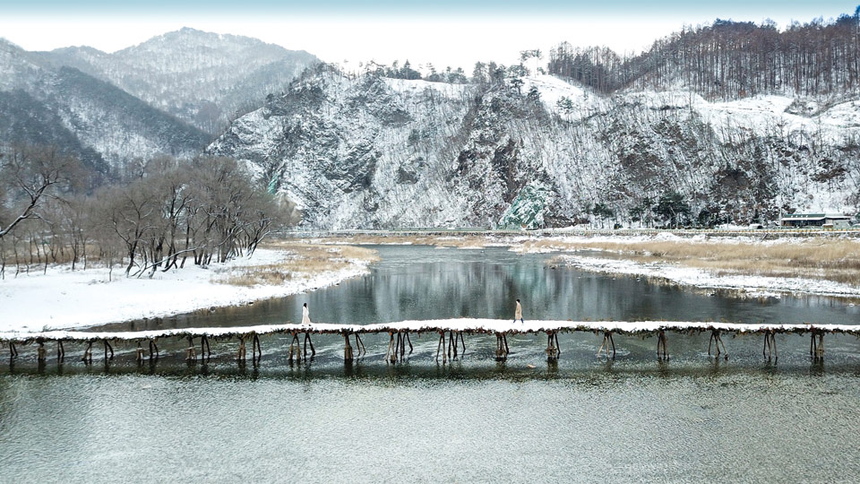 영월군 주천면에서 볼 수 있는 섶다리. 땔나무를 엮어 만든 임시 다리로 주변 풍광과 어우러져 색다른 운치를 자아낸다.