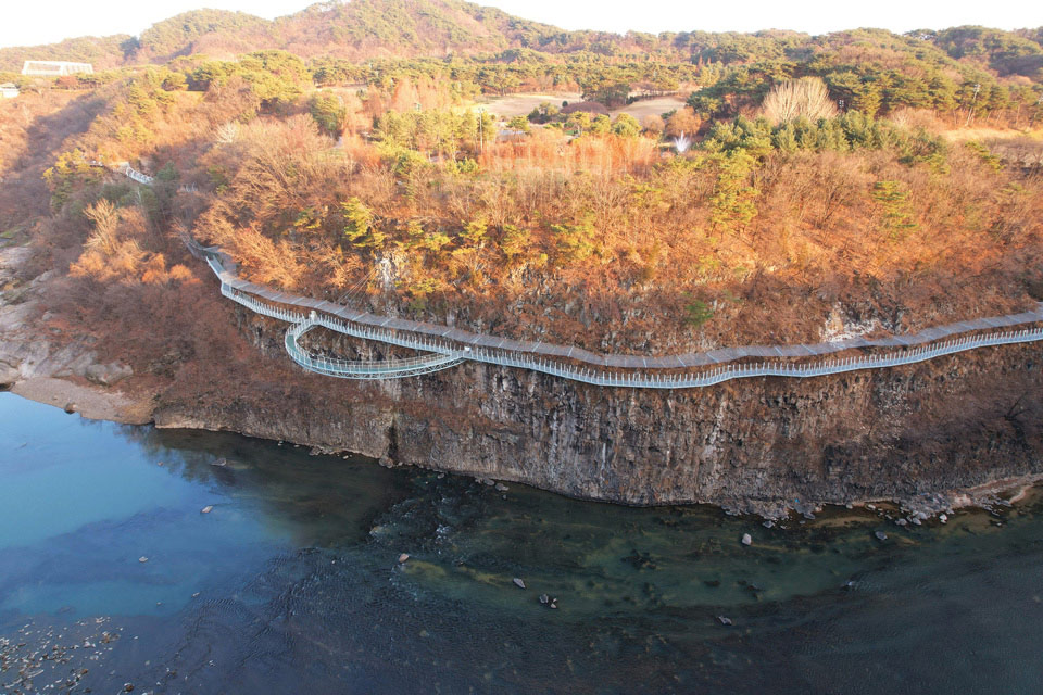 지상 20~30m 높이의 깎아지른 절벽에 매달아 놓아 보는 것만으로도 아찔한 한탄강 하늘길이다. 순담~드르니 구간에 총연장 3.6㎞,폭 1.5m로 조성됐다.
