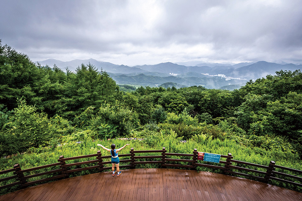 오투전망대 전경. 겹겹이 늘어선 산그리메 사이에 파묻힌 태백시가 보인다.