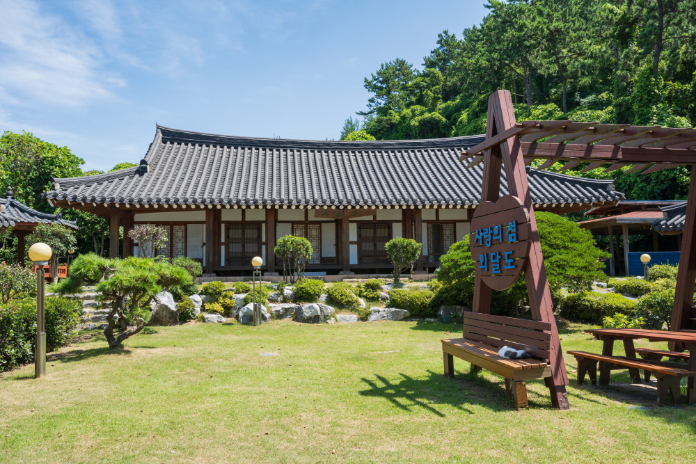 오랫동안 한자리를 지켜 왔던 외달도의 시그니처 한옥 민박