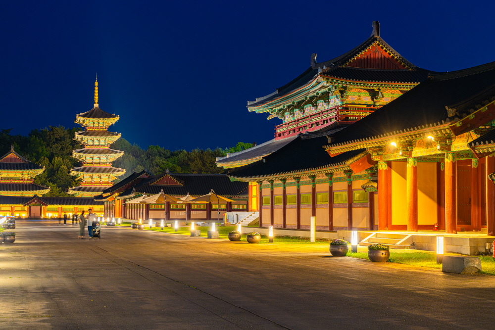 야경이 가장 화려한 곳은 능사 주변이다. 백제의 밤을 막연하게 상상해 본다